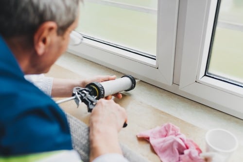 Vitrier Neuilly-sur-Seine - Un vitrier pose les joints d'une fenêtre