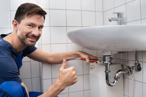 Plombier Mions - Un plombier installe un lavabo de salle de bain