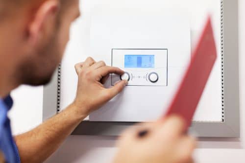 Plombier Nice - Un plombier règle la température d'un thermostat