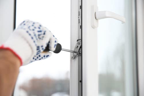 Vitrier Beauvais - Un vitrier installe une fenêtre