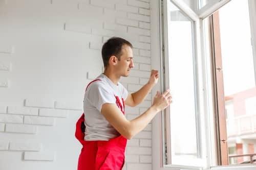 Vitrier Évreux - Un vitrier installe une nouvelle fenêtre