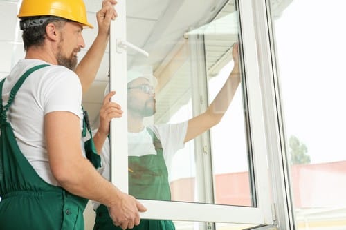 Vitrier La Roche-sur-Yon - Deux vitriers installent une nouvelle fenêtre dans une maison