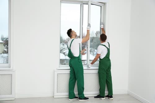 Vitrier Niort - Deux vitriers installent une nouvelle fenêtre