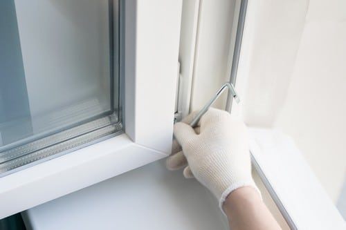 Vitrier Puteaux - Un vitrier ajuste un joint de fenêtre.