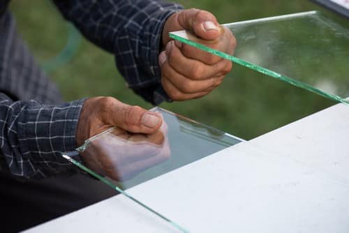 Vitrier Saint-Brieuc - Un vitrier coupe une vitre