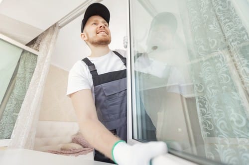 Vitrier Salon-de-Provence - Un vitrier installe une porte fenêtre à double vitrage