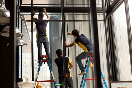 Vitrier Villejuif - Des vitriers installent des baies vitrées