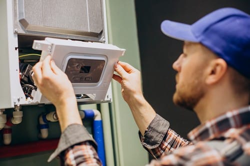 chauffagiste Châteaurenard - Un technicien répare une chaudière.