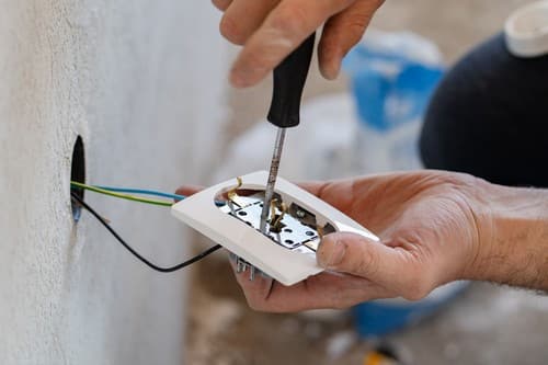 électricien Châteauneuf-les-Martigues - un artisan installe une prise de courant