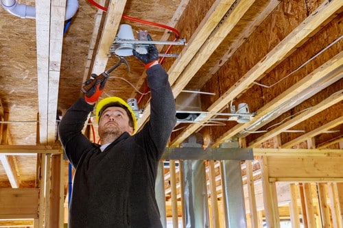 électricien Châteauneuf-les-Martigues - un électricien installe un système de VMC