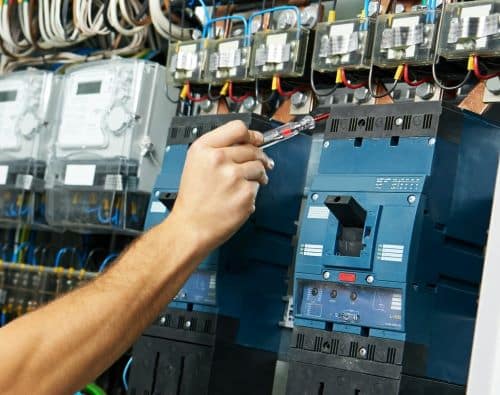 électricien Hem - Un électricien répare un tableau électrique.