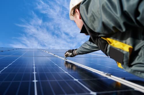 électricien La Ciotat - un artisan installe des panneaux solaires