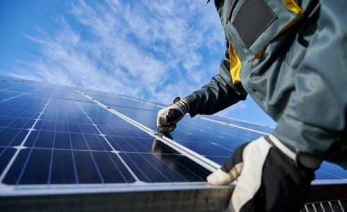 électricien Muret - un ouvrier installe des panneaux solaires