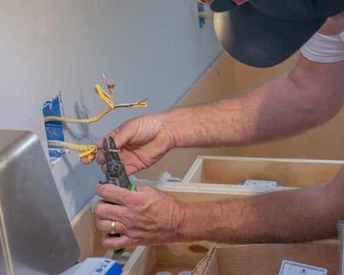 électricien Plan-de-Cuques - un artisan installe un réseau électrique