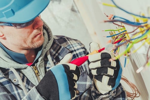 électricien Rognac - un homme installe des prises électriques