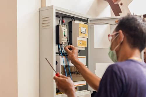 électricien Saint-Orens-de-Gameville - un homme examine une tableau électrique