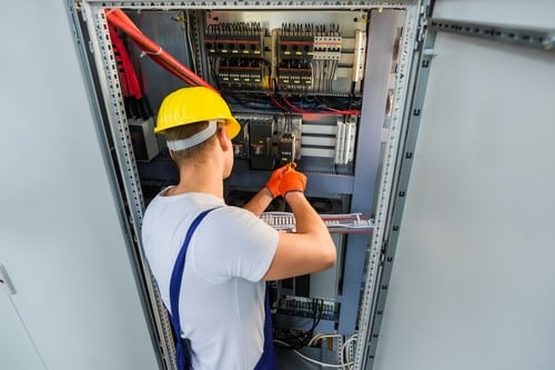 électricien Tournefeuille - un artisan s'occupe d'une armoire à fusible