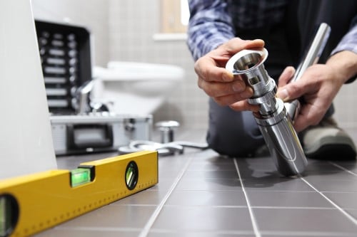 plombier Dijon - un plombier installe une salle de bains