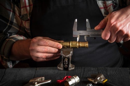 plombier Genas - un artisan assemble un ensemble de tuyaux