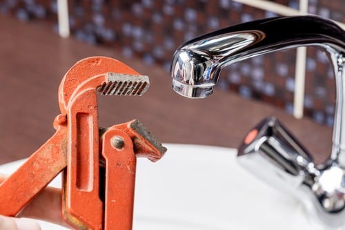 Plombier Libourne - Un robinet d'eau défaillant.