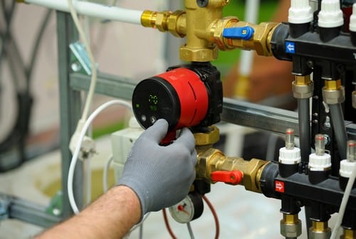 plombier Monteux - un artisan inspecte un circuit de plomberie
