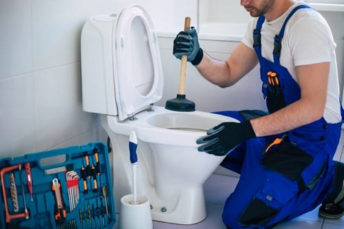 plombier Sorgues - un plombier débouche des toilettes