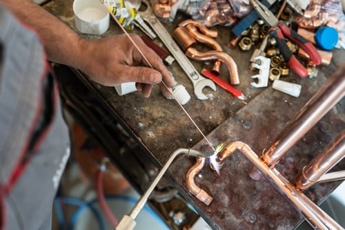 plombier Vedène - un artisan assemble un circuit de plomberie