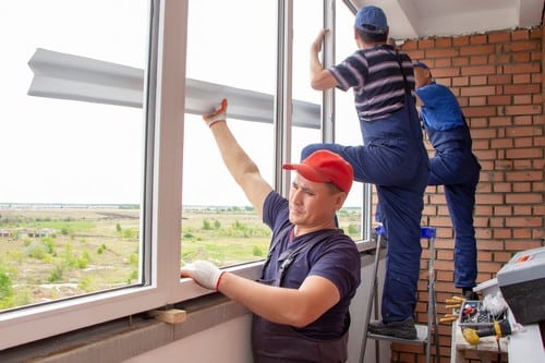 vitrier Aubagne - deux artisans installent une baie vitrée en PVC