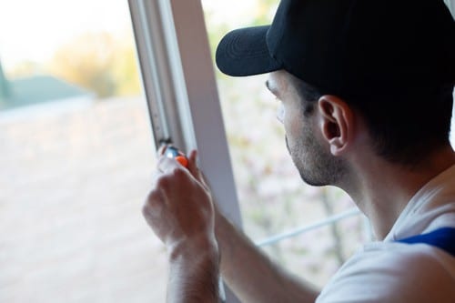 vitrier Bayonne - un artisan vitrier installe une fenêtre en PVC