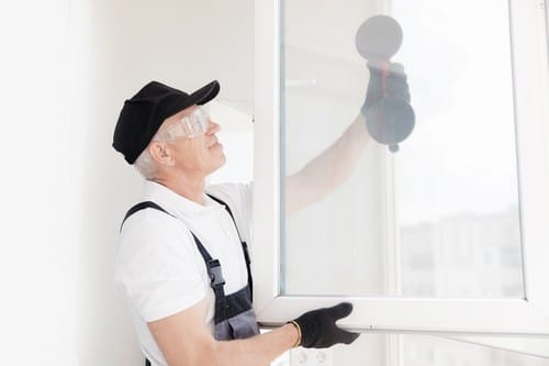 vitrier Chelles - un artisan pose une vitre sur une fenêtre PVC