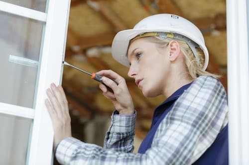 vitrier Corbeil-Essonnes - une vitrière installe une fenêtre en PVC