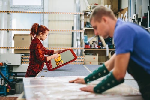 vitrier Épinay-sur-Seine - deux artisans préparent des miroirs