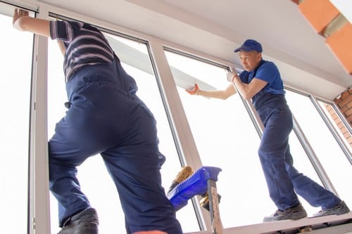 vitrier Gennevilliers - deux ouvriers installent une fenêtre PVC