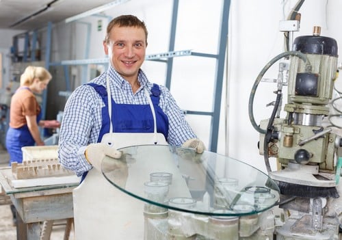 vitrier Gennevilliers - un artisan découpe un plan de table en verre