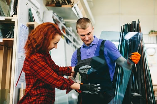 vitrier Maisons-Alfort - un artisan présente un produit à une cliente