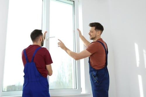 vitrier Martigues - deux artisans installent une fenêtre