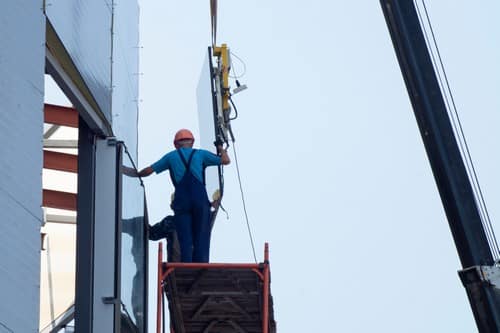 vitrier Martigues - un ouvrier travaille sur une construction vitrée