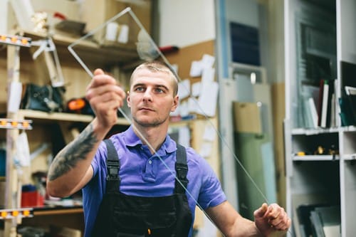 vitrier Sarcelles - un homme inspecte une vitre