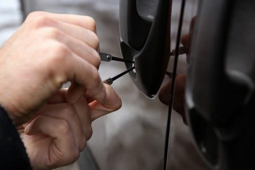 serrurier Blagnac - un serrurier crochète une porte de voiture.