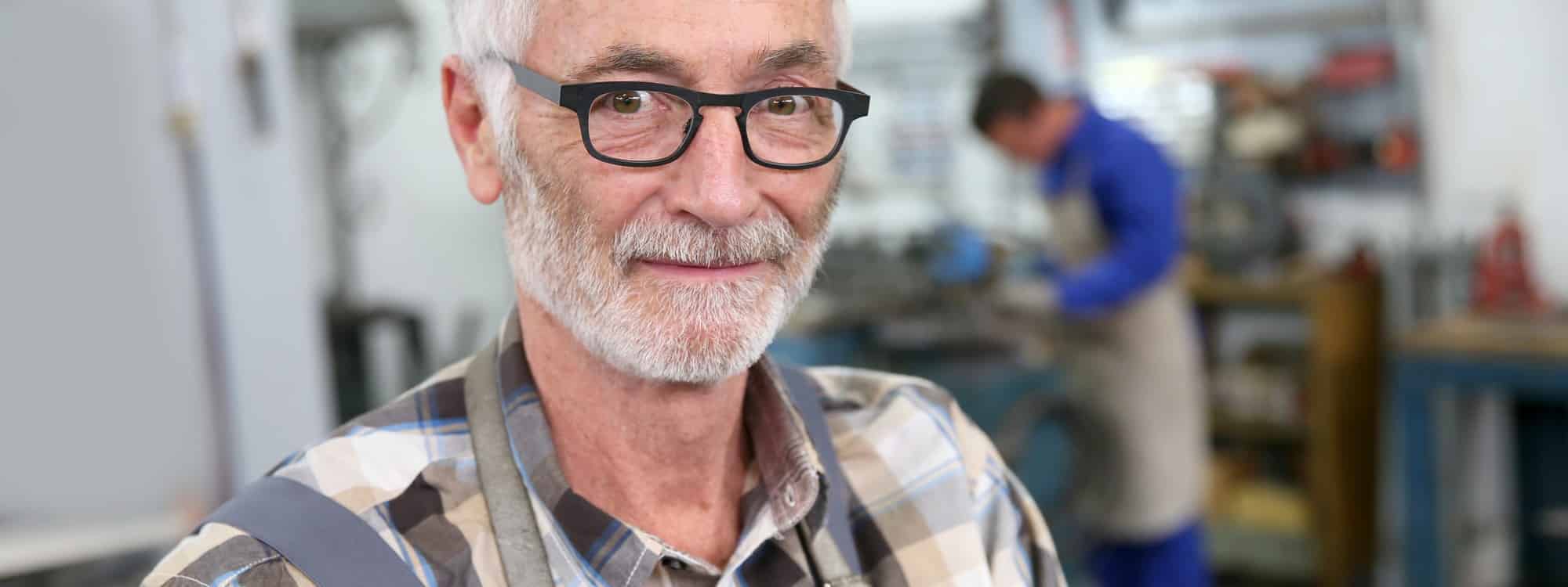 serrurier Bondues - un serrurier dans son atelier.