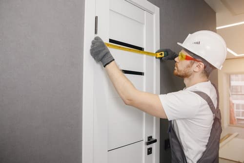 serrurier Bron - un artisan installe une porte blindée