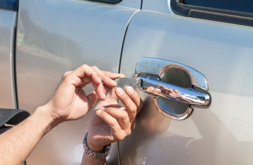 serrurier Carvin - un artisan crochète une porte de voiture