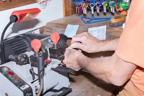 serrurier Cestas - un serrurier dans son atelier.