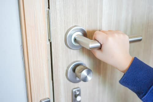 serrurier Châteauneuf-les-Martigues - un enfant tient une poignée de porte.