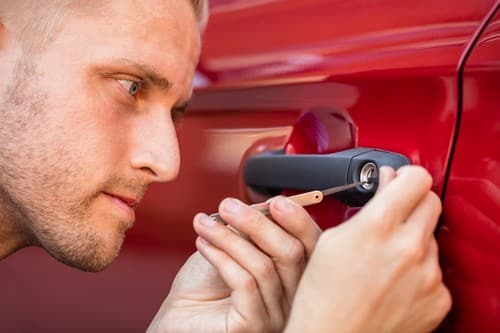 serrurier Châteauneuf-les-Martigues - un serrurier crochète une porte de voiture.