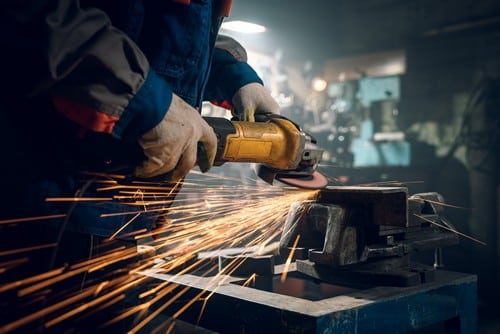 serrurier Colomiers - un métallier travaille en atelier