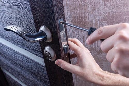 serrurier Décines-Charpieu - un artisan installe une poignée de porte