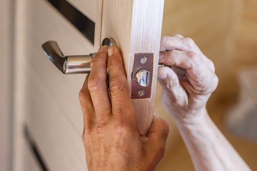 serrurier Fonsorbes - un artisan installe une poignée de porte