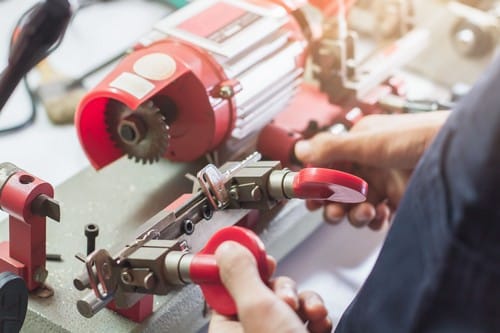 serrurier Francheville - un artisan fabrique une clé dupliquée