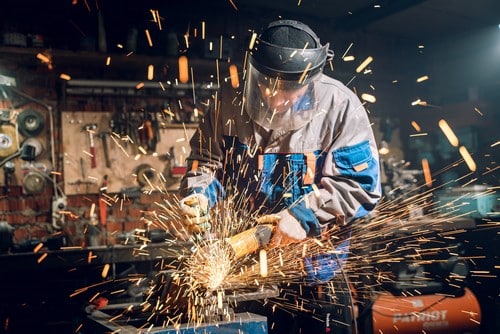 serrurier L'Union - un métallier travaille sur une pièce en métal